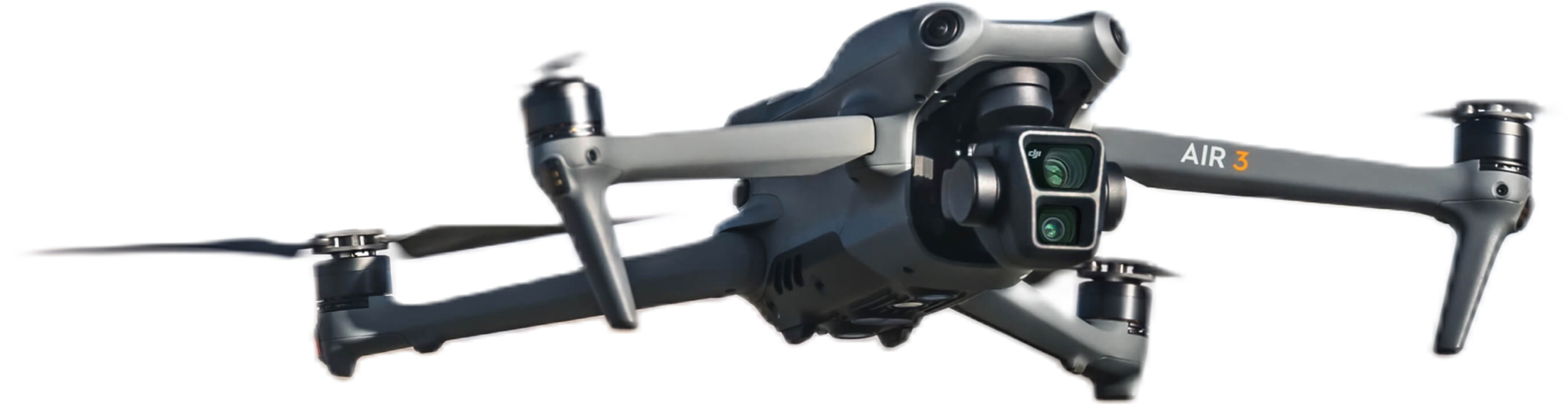 Drone DJI Air 3 en vol avec un arrière-plan flou.