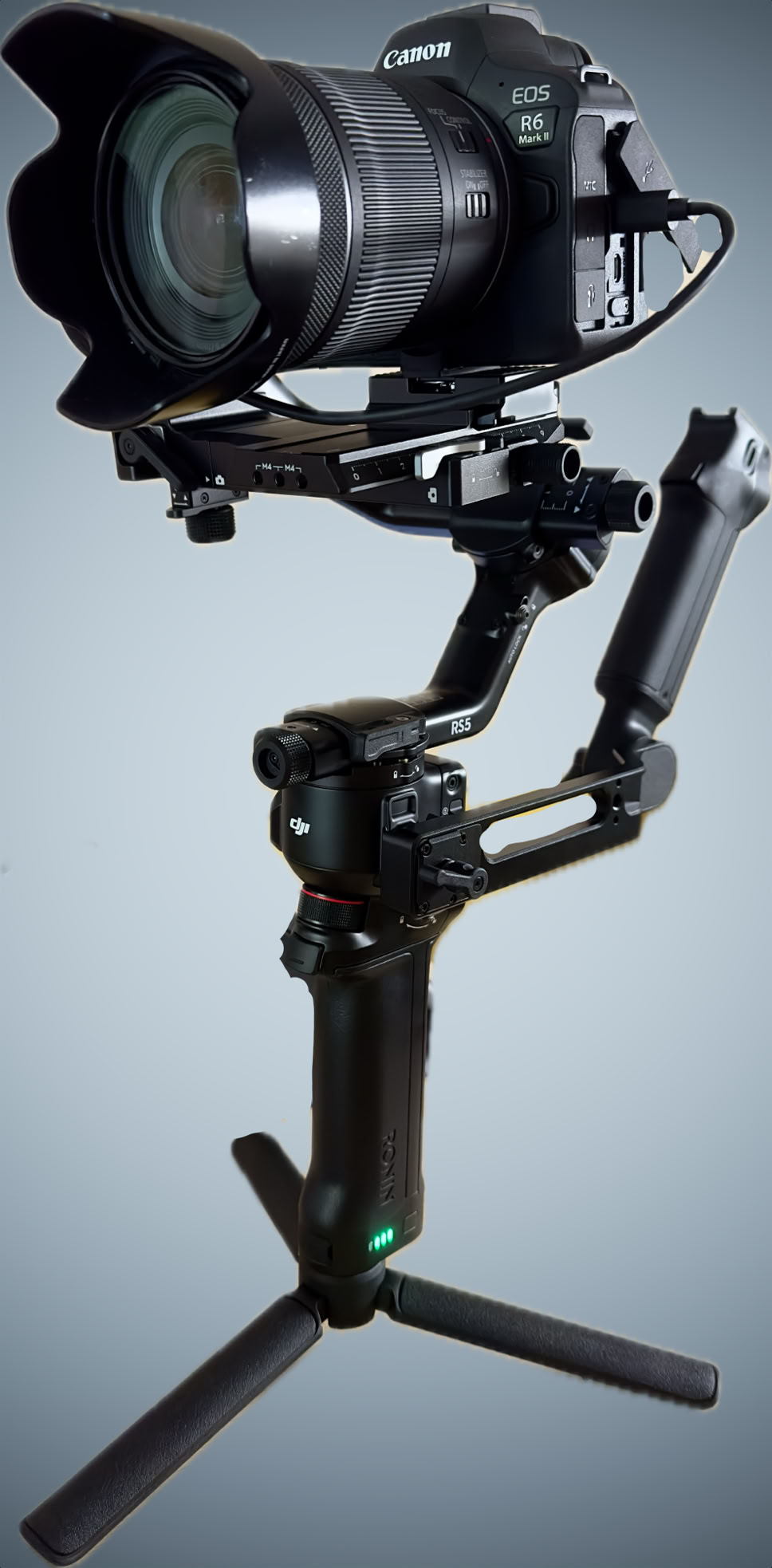 Appareil photo monté sur un stabilisateur à trois axes avec trépied intégré.